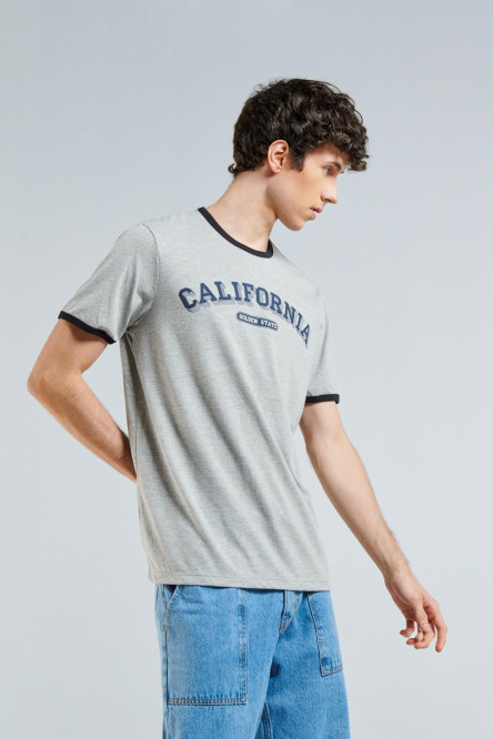 Camiseta gris con diseño college, contrastes y manga corta