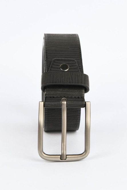 Cinturón negro con texturas y hebilla metálica cuadrada