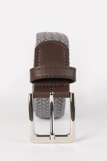 Cinturón gris claro trenzado con pasador y hebilla cuadrada
