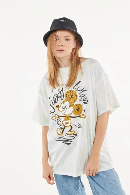 Camiseta oversize crema clara con manga corta y diseño de Disney 100
