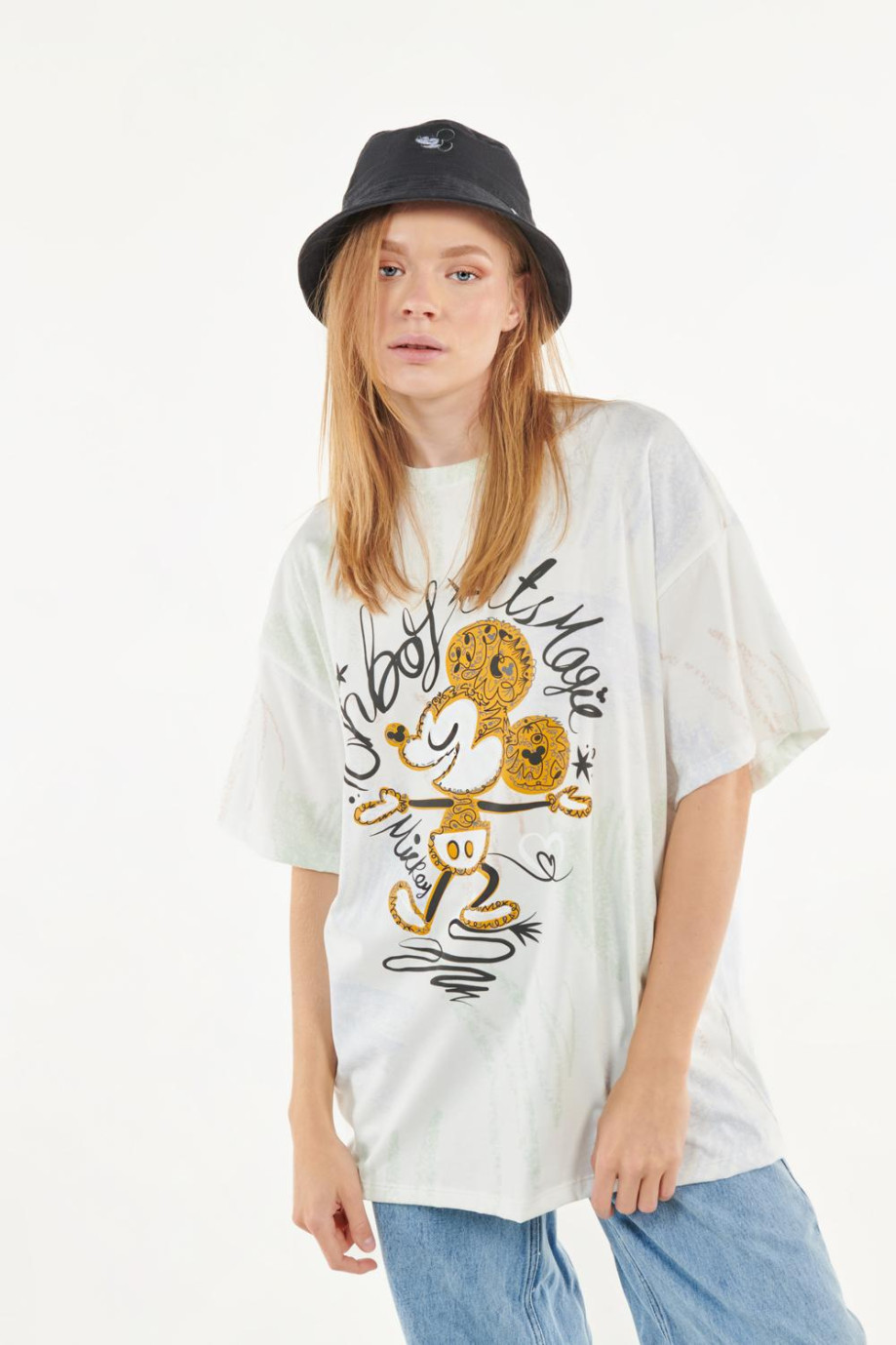 Camiseta oversize crema manga corta con diseño de Disney 100