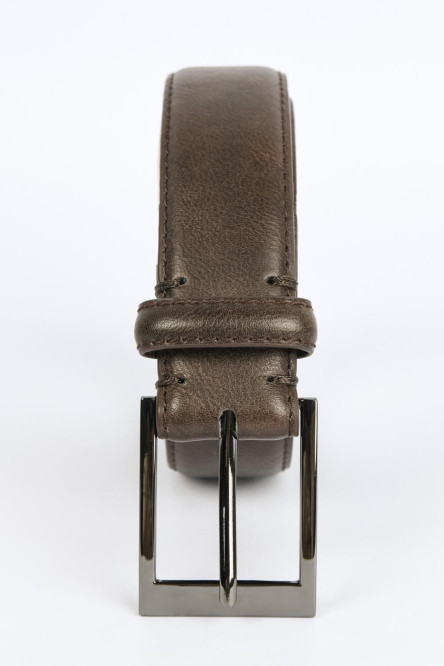 Cinturón sintético café oscuro con hebilla metálica cuadrada