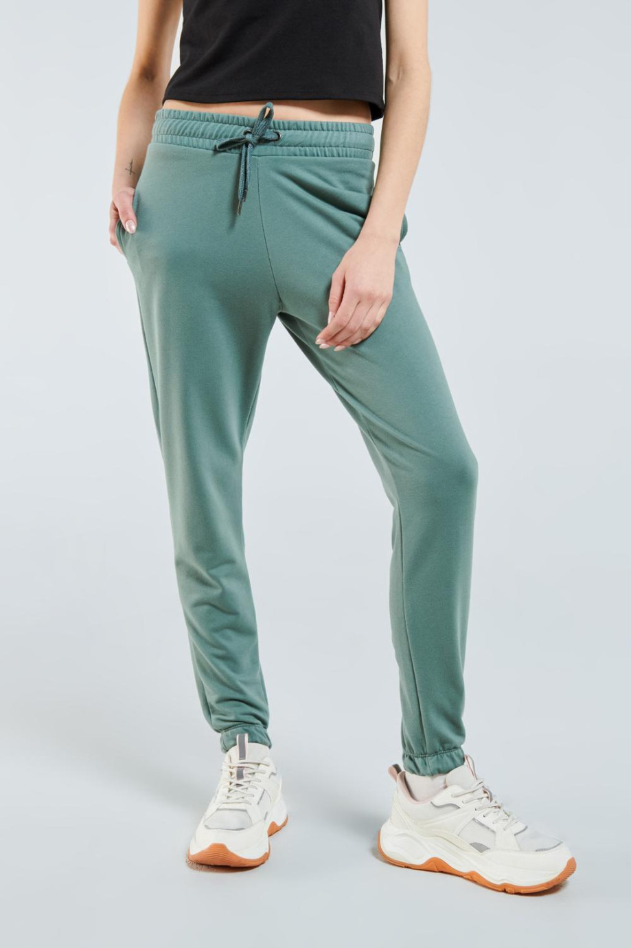 Pantalón jogger verde con cordón en cintura y bolsillos