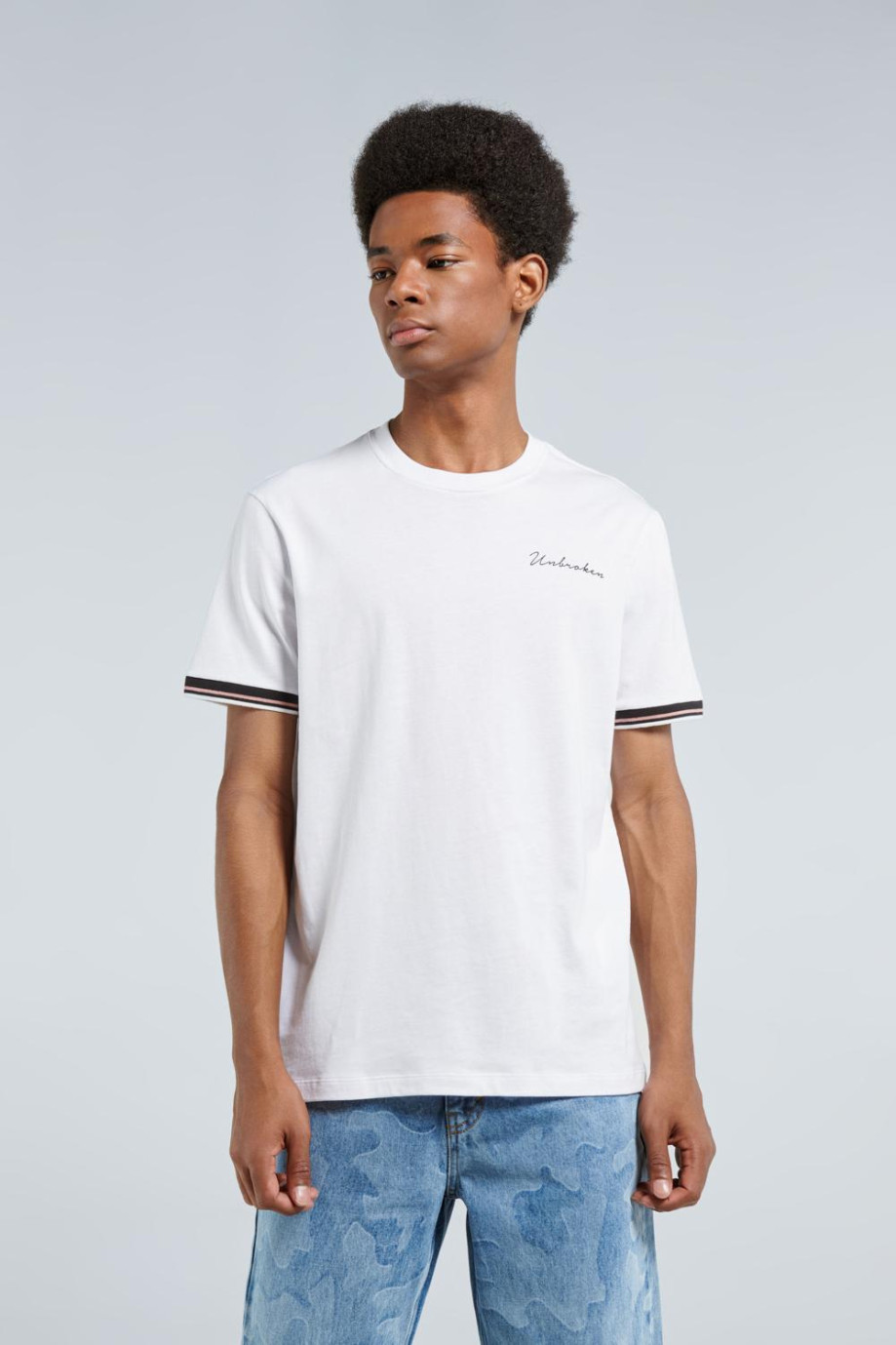 Camiseta manga corta blanca con puños tejidos y texto