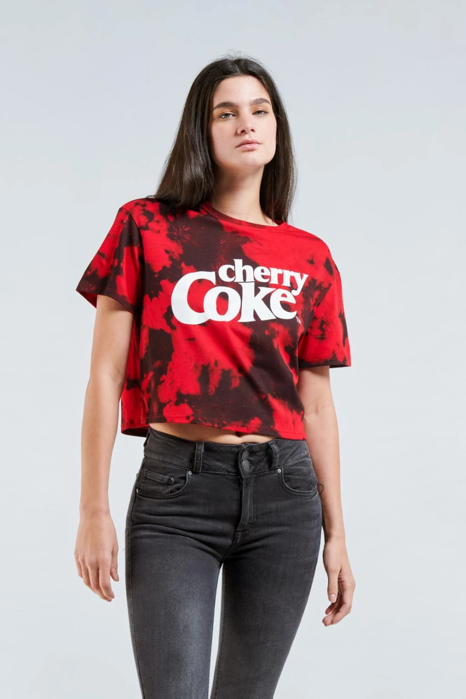 Camiseta crop top roja intensa tie dye con diseño de Coca-Cola