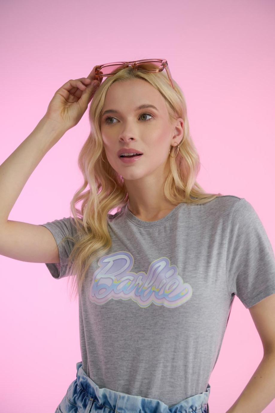 Camiseta unicolor con cuello redondo y diseño de Barbie