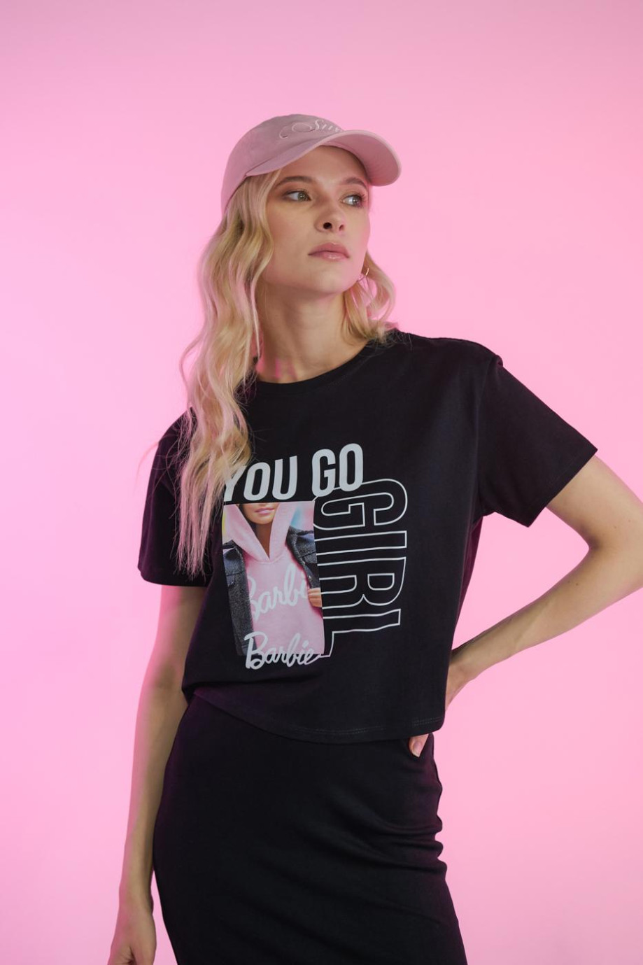 Camiseta crop top unicolor con diseño en frente de Barbie