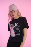 Camiseta crop top unicolor con diseño en frente de Barbie