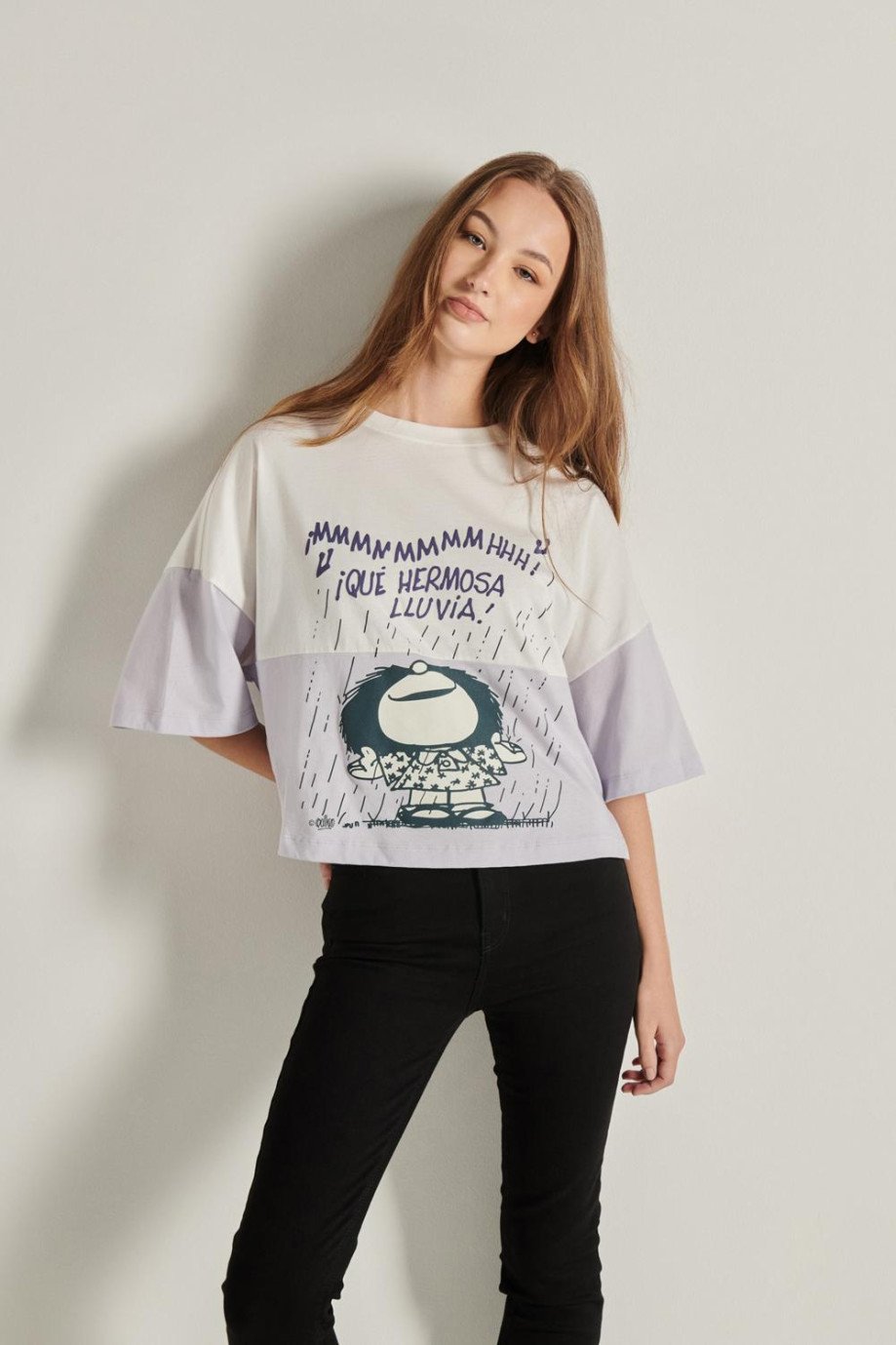 Camiseta lila clara crop top oversize con diseño de Mafalda