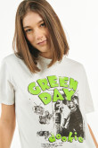 Camiseta manga corta crema clara con diseño de Green Day en frente