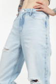 Jean azul claro tipo 90´S con bota recta ancha y rotos en frente