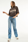 Jean 90´S azul claro con bota ancha, tiro alto y bolsillos de parche