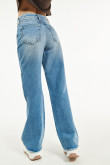 Jean 90´S azul claro con bota ancha, tiro alto y bolsillos de parche