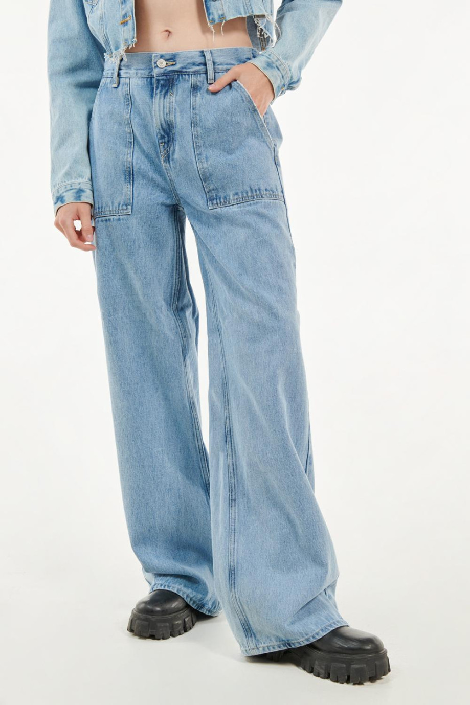 Jean azul claro carpintero con tiro alto, bolsillos y bota ancha
