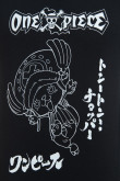 Camiseta negra con manga corta y arte de One Piece
