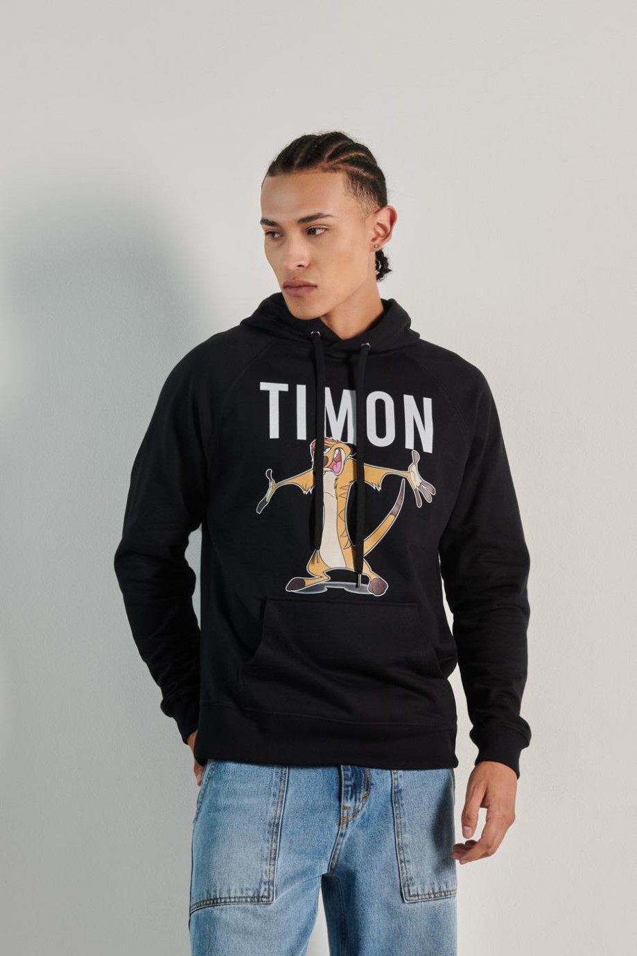 Buzo unicolor con capota, bolsillo y diseño de Timón en frente