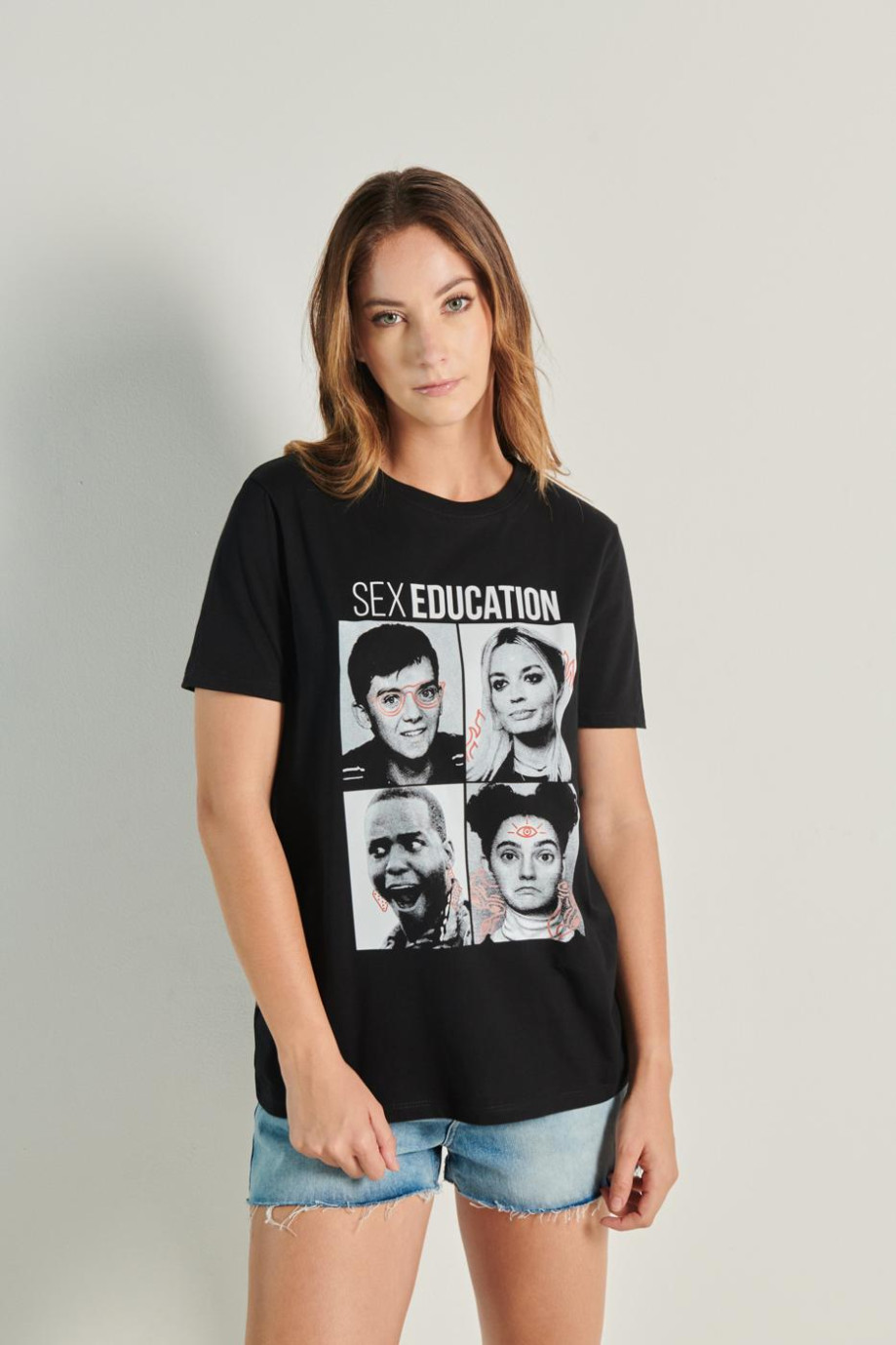 Camiseta manga corta unicolor con diseño de Sex Education en frente