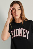 Camiseta cuello redondo unicolor con diseño college de Sídney