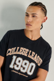 Camiseta cuello redondo unicolor con texto college en frente