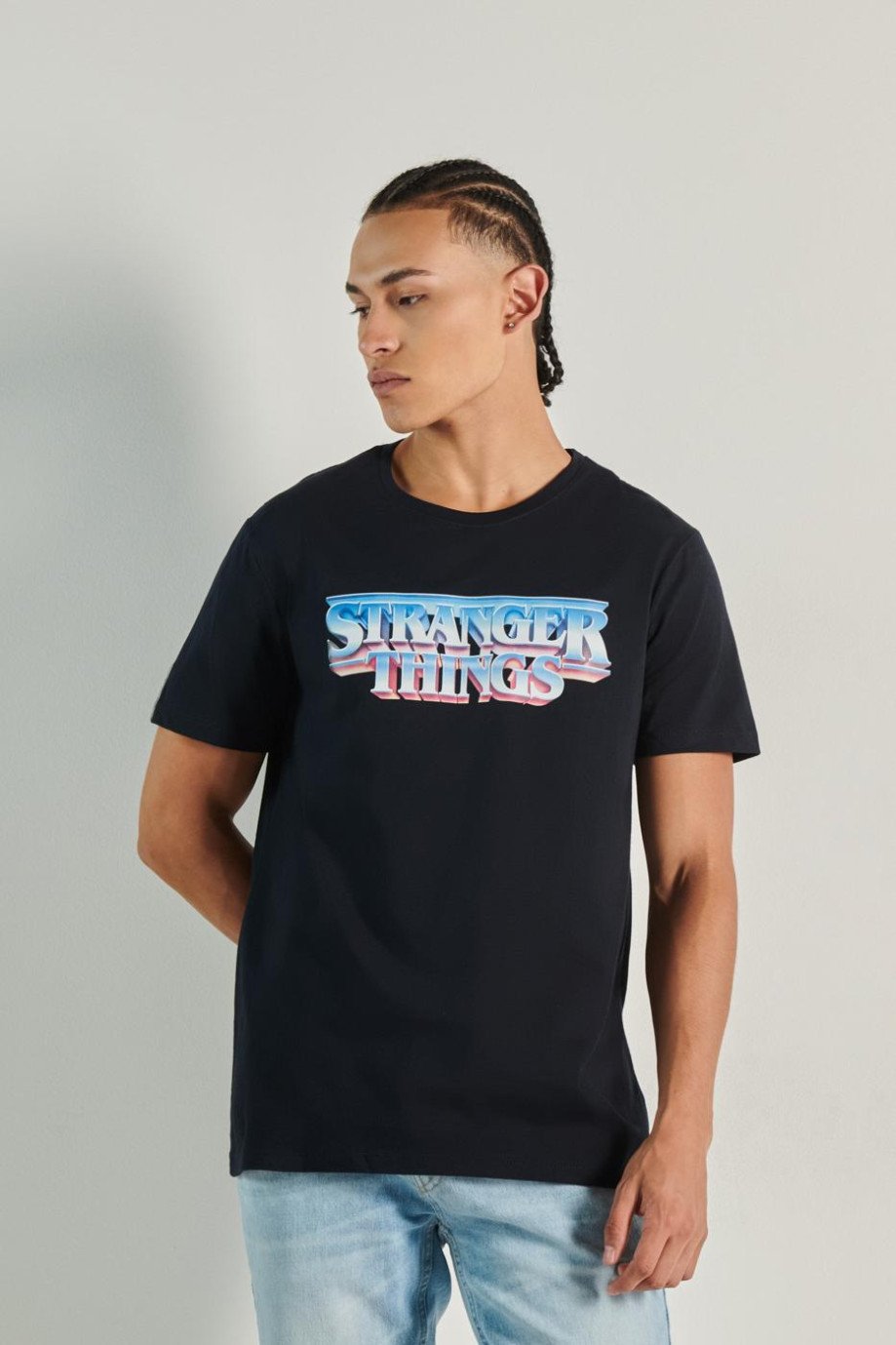 Camiseta manga corta unicolor con estampado en frente de Stranger Things