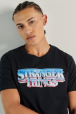 Camiseta manga corta unicolor con diseño de Stranger Things
