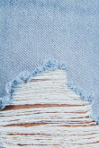 Bermuda slim en jean azul clara con rotos en frente y tiro bajo