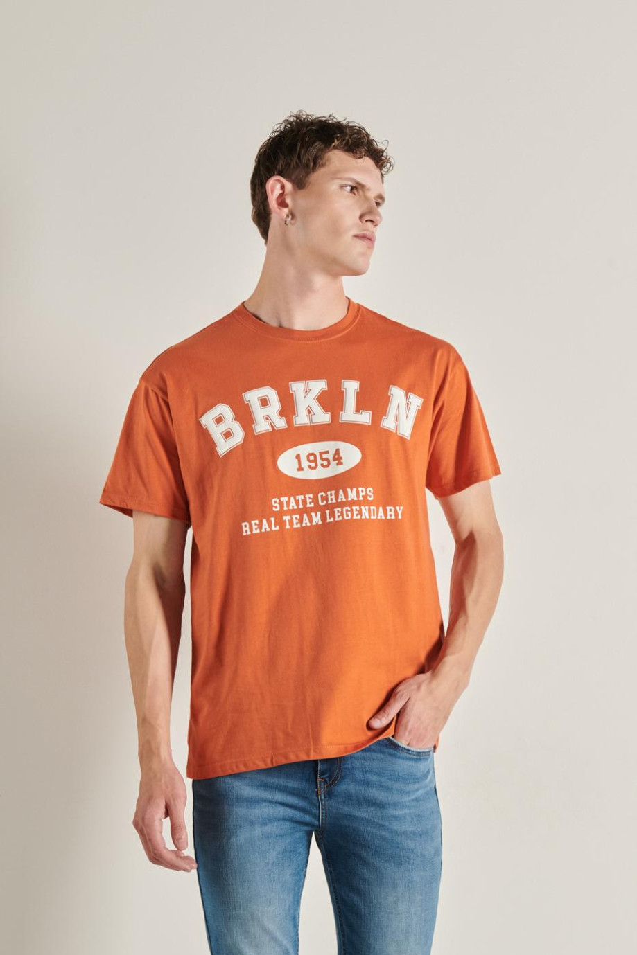 Camiseta naranja clara con manga corta y diseño college de Brooklyn