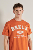 Camiseta naranja manga corta y diseño college de Brooklyn
