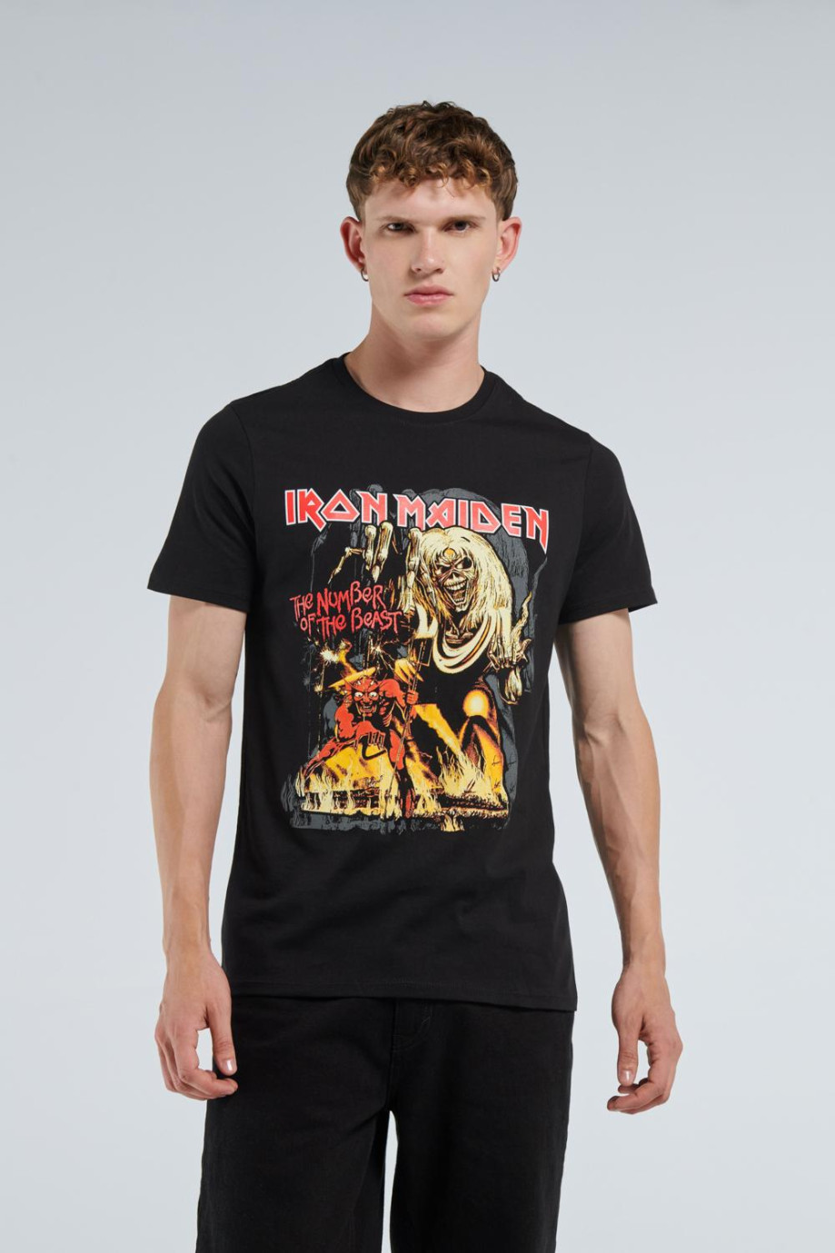 Camiseta negra con manga corta y diseño de Iron Maiden en frente