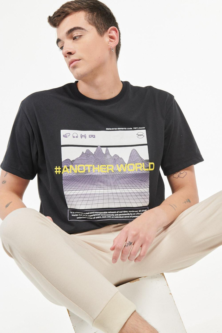 Camiseta manga corta negra con diseño en frente