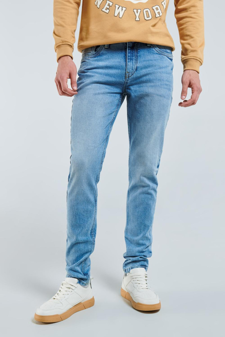 Jean skinny azul claro con tiro bajo, bolsillos y ajuste ceñido