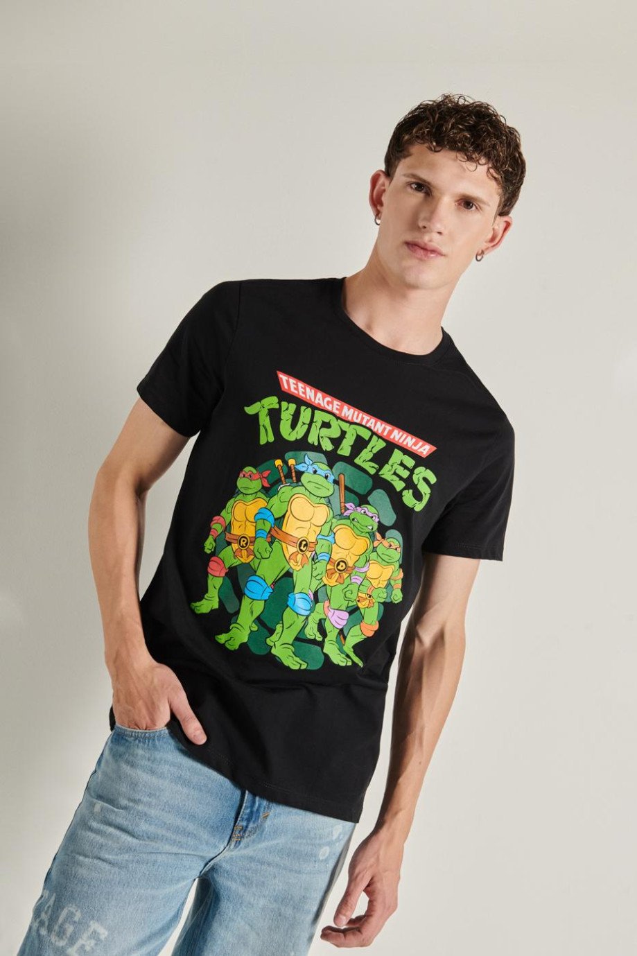 Camiseta cuello redondo negra y diseño de Tortugas Ninja