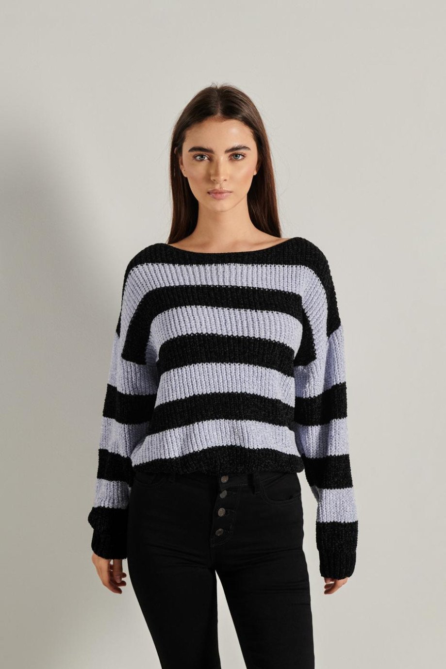 Suéter lila claro oversize con cuello redondo, mangas caídas y rayas negras
