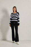 Suéter lila claro oversize con cuello redondo, mangas caídas y rayas negras