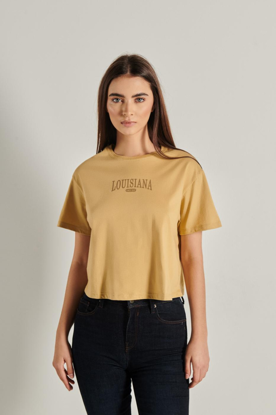 Camiseta unicolor crop top con diseño college y cuello redondo
