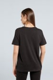 Camiseta cuello redondo negra con diseño de Beetlejuice en frente