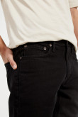 Jean negro tipo 90´S con bota recta, bolsillos y tiro bajo