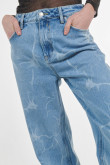 Jean 90´S azul claro con diseños en láser y bota recta amplia