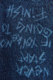 Chaqueta slim azul de jean con diseños de textos en láser