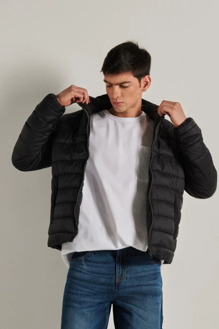 Chaqueta acolchada negra con capota y cuello alto