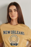 Camiseta manga corta kaki con diseño college de New Orleans