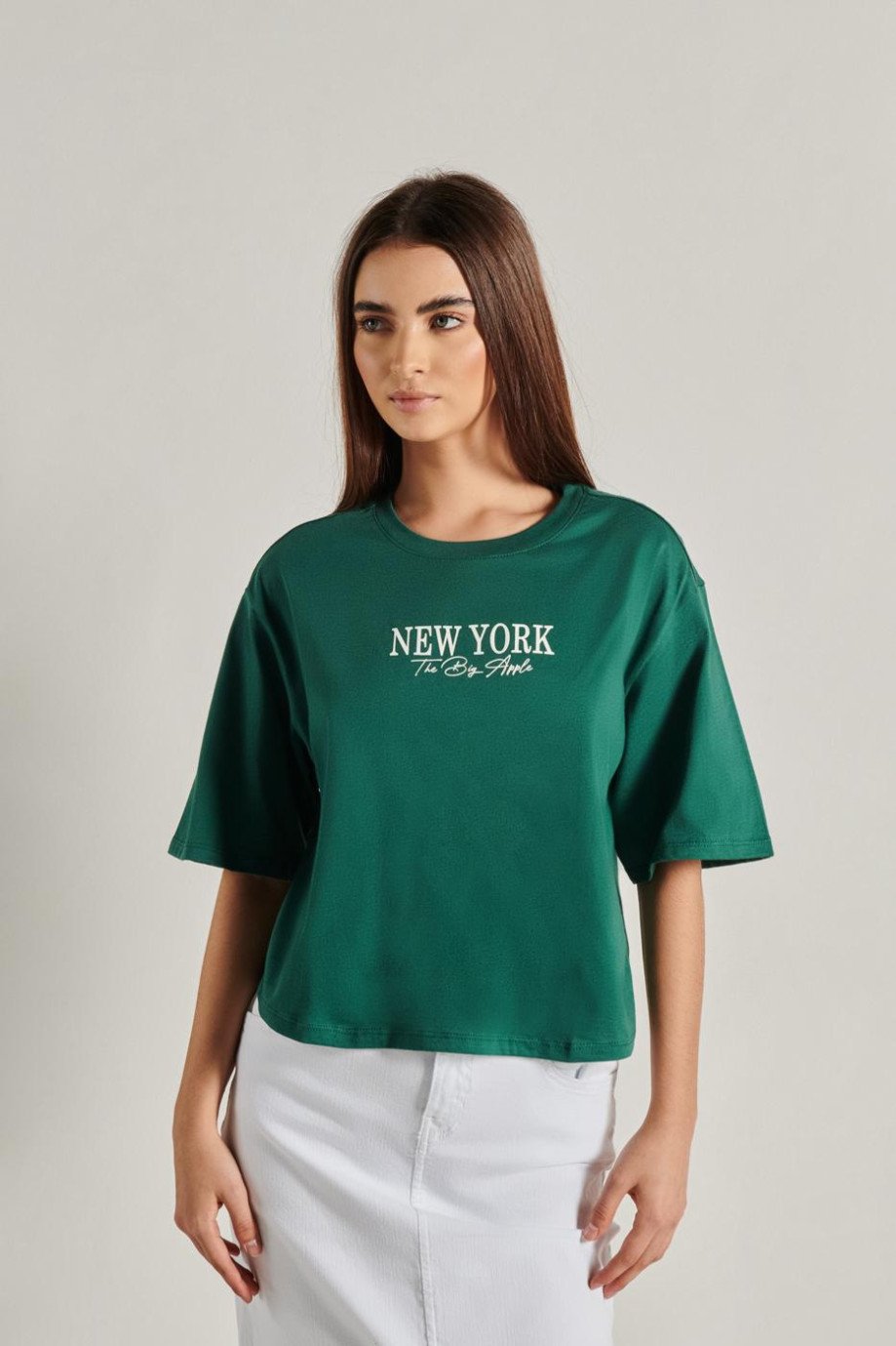 Camiseta oversize unicolor crop top con diseño college en frente