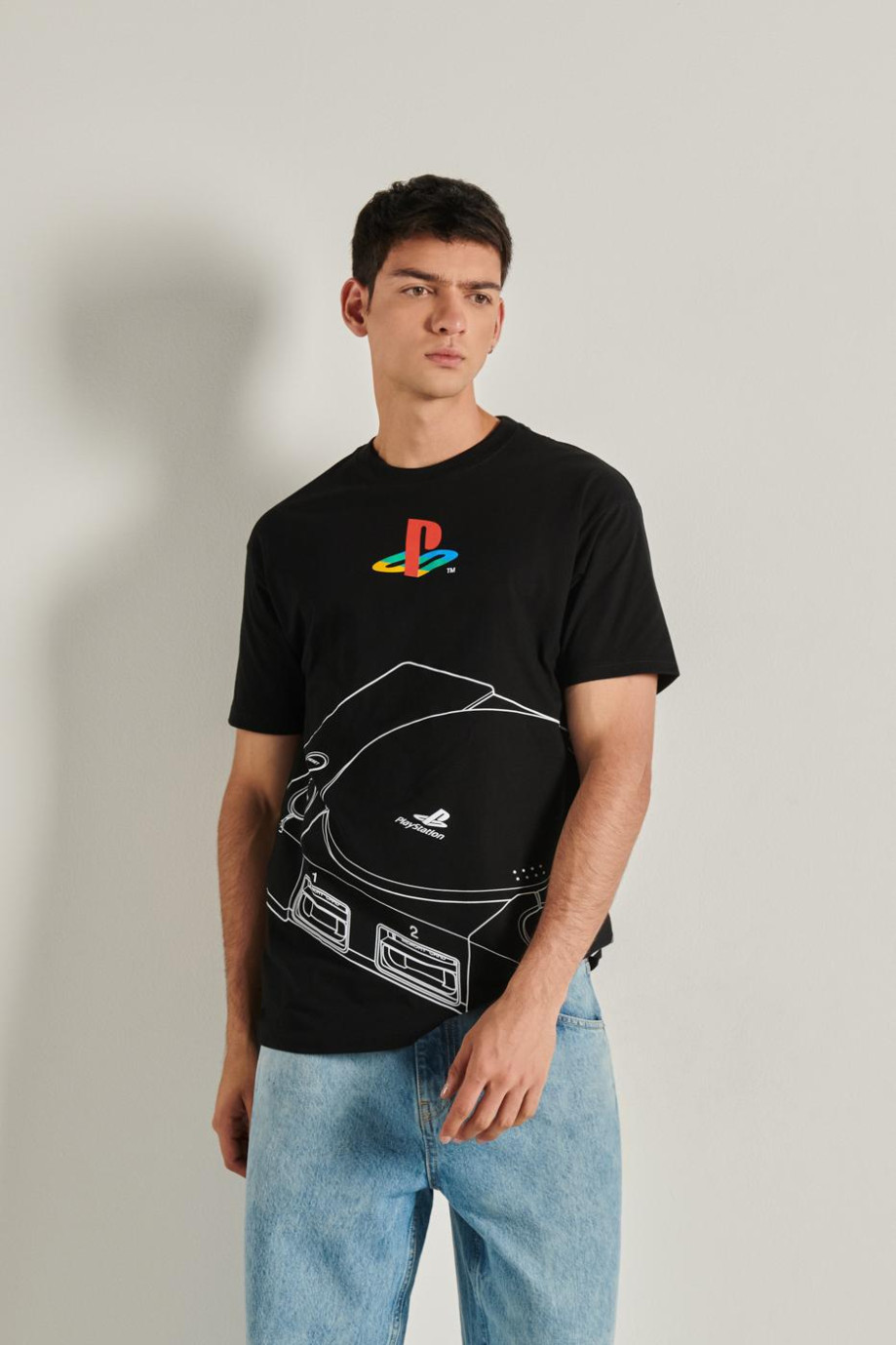 Camiseta negra cuello redondo y arte de PlayStation