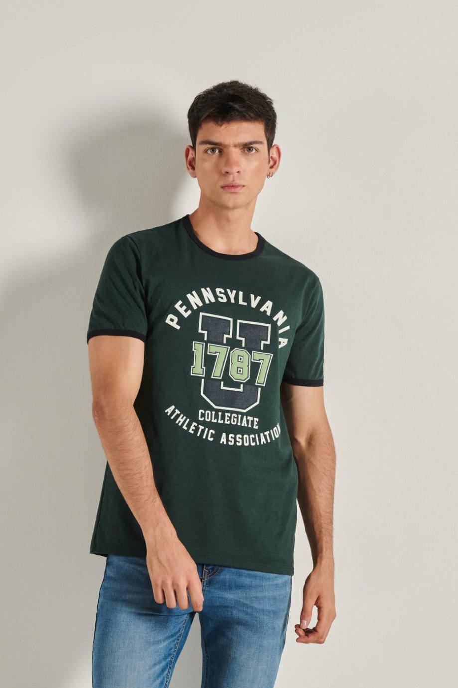 Camiseta verde oscura con manga corta, contrastes y diseño college