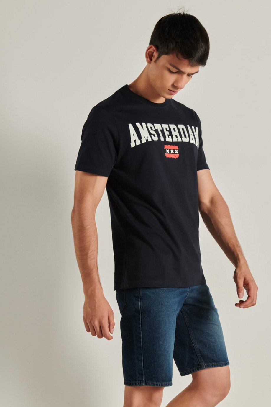 Camiseta unicolor con diseño college de Ámsterdam y cuello redondo