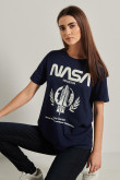 Camiseta cuello redondo azul intensa con diseño de NASA