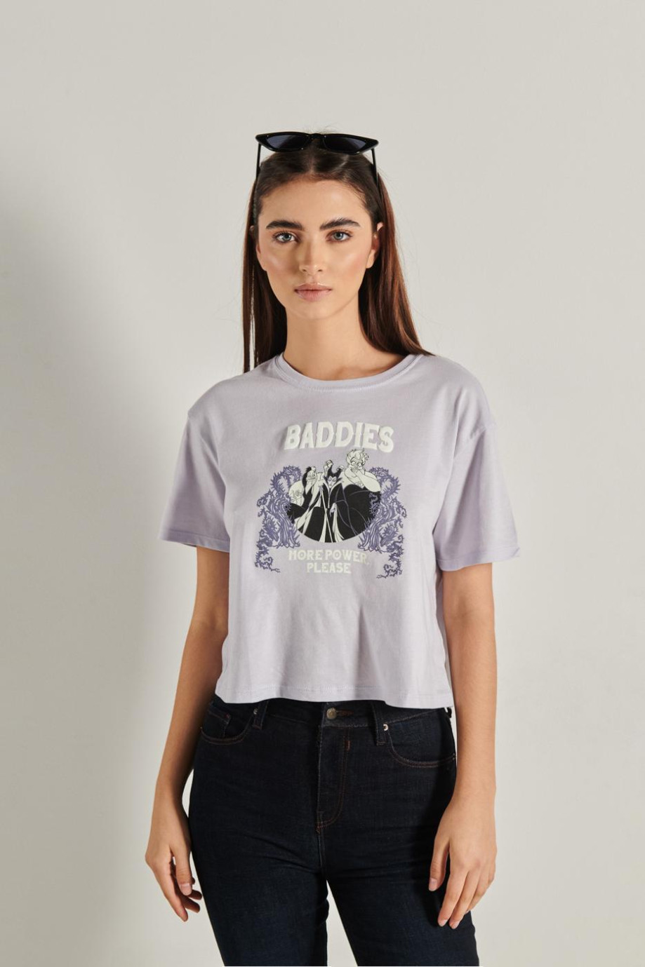Camiseta lila crop top con diseño de villanas de Disney