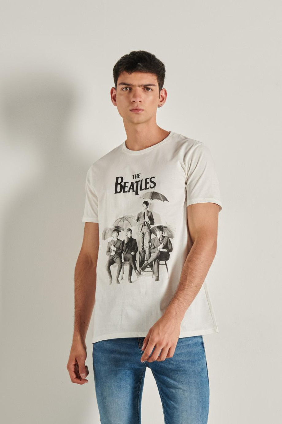 Camiseta crema clara con diseño de The Beatles y manga corta