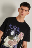 Camiseta negra con manga corta y diseño de Naruto