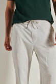 Pantalón gris jogger con bolsillos y elástico en botas